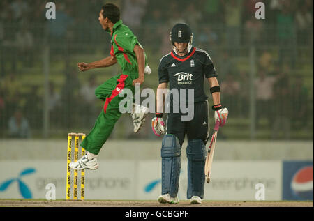 Le Bangladesh Shafiul Islam célèbre le rejet de Craig Kieswetter (à droite), en Angleterre, lors de la deuxième internationale One Day au stade national Shere Bangla, Mirpur, Dhaka. Banque D'Images