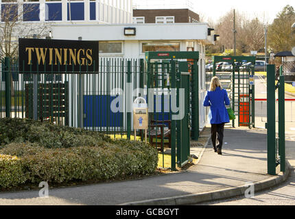 Vue générale de l'usine de thé Twinings à Andover, dans le Hampshire, où le personnel sera gonflé cette semaine au cours d'une grève possible. Banque D'Images