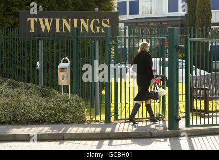 Vue générale de l'usine de thé Twinings à Andover, dans le Hampshire, où le personnel sera gonflé cette semaine au cours d'une grève possible. Banque D'Images