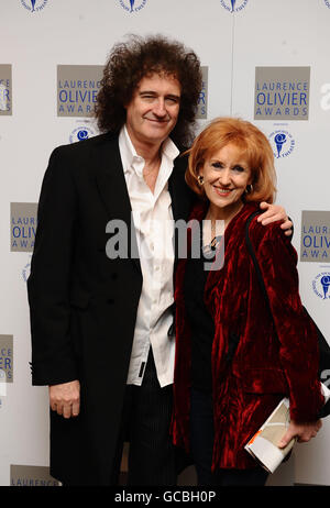 Brian May et sa femme Anita Dobson arrivent au déjeuner des nominations aux Laurence Olivier Awards à l'hôtel Suffolk de Londres. Banque D'Images