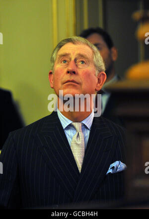 Le Prince de Galles écoute alors que l'acteur Michael Palin s'adresse à une réception pour remercier les partisans du Michael Palin Centre for Stamping Children, qui s'est tenu à Clarence House, Londres. Banque D'Images