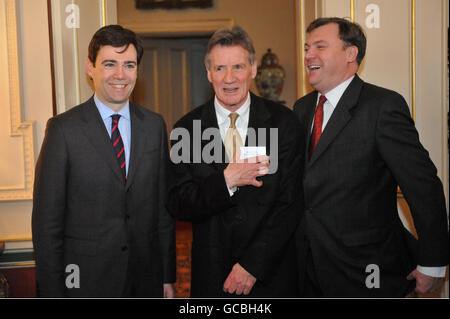 L'acteur Michael Palin (au centre) plaisantait avec le secrétaire à la Santé Andy Burnham (à gauche) et le secrétaire aux écoles Ed Balls, lors d'une réception pour remercier les partisans du Michael Palin Center for Stammering Children, qui s'est tenu à Clarence House, à Londres. Banque D'Images