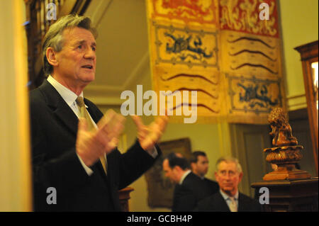 L'acteur Michael Palin s'adresse aux invités lors d'une réception pour remercier les partisans du Centre Michael Palin pour les enfants de Stamping, qui s'est tenu à Clarence House, Londres. Banque D'Images