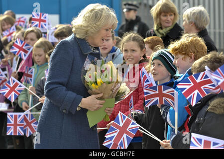 La duchesse de Cornwall rencontre des enfants locaux lorsqu'elle arrive au siège social de ShelterBox à Helston, en Cornwall, où elle a félicité le personnel et les bénévoles pour leur travail acharné et les efforts qu'ils ont déployés pour fournir une aide d'urgence à Haïti après le tremblement de terre. Banque D'Images