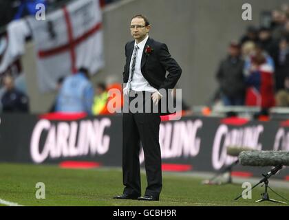 Football - Carling Cup - finale - Manchester United / Aston Villa - Wembley Stadium. Martin O'Neill, directeur de la Villa Aston, sur la ligne de contact. Banque D'Images