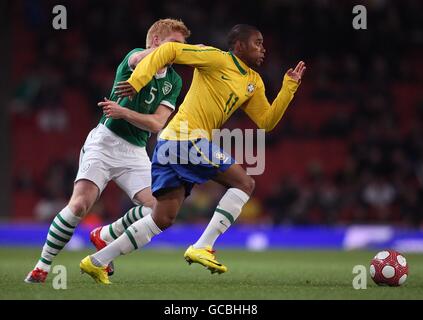 Football - International friendly - Brésil / République d'Irlande - Emirates Stadium.Robinho (à droite) du Brésil et Paul McShane (à gauche) de la République d'Irlande se battent pour le ballon. Banque D'Images