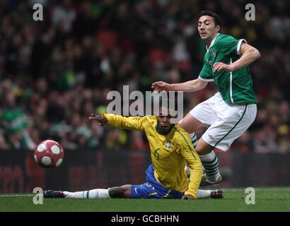 Le brésilien Fernandes Michel Bastos (à gauche) tente d'empêcher Stephen Kelly (à droite) de la République d'Irlande de passer le ballon. Banque D'Images