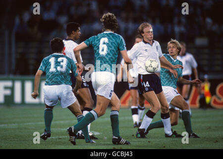 Mark Wright (c), en Angleterre, contrôle le ballon sous la pression de Karl-Heinz Riedle (13), Guido Buchwald (6) et Jurgen Klinsmann (r), en Allemagne de l'Ouest. Des Walker est également photographié pour l'Angleterre. Banque D'Images