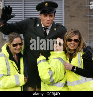 Elvis Presley looksoainsi Lee Jackson est accueilli par le personnel de l'aéroport (noms non donnés) à l'aéroport de Prestwick en Écosse à l'occasion du 50e anniversaire de la seule visite de Presley au Royaume-Uni. Banque D'Images