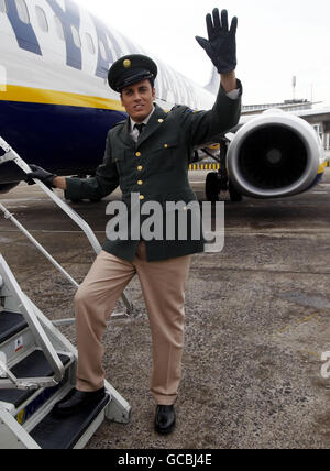 Elvis Presley looksoainsi Lee Jackson débarque à l'aéroport Prestwick en Écosse à l'occasion du 50e anniversaire de la seule visite de Presley au Royaume-Uni. Banque D'Images