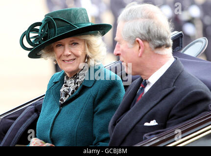 La duchesse de Cornouailles et le prince de Galles, se déplacent dans une calèche lors d'une cérémonie d'accueil pour le président sud-africain Jacob Zuma, à l'occasion de la parade des gardes à cheval, à Londres, au début de la visite d'État de trois jours du président. Banque D'Images