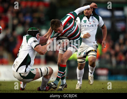 Leicester Tigers Toby Flood est attaqué par Bob Casey, de Londres Irish, lors du match Guiness Premiership à Welford Road, Leicester. Banque D'Images