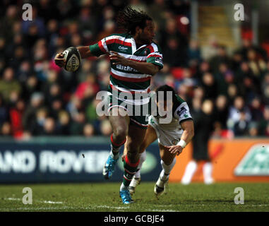 Rugby Union - Guiness Premiership - Leicester Tigers / London Irish - Welford Road.Leicester Tigers Lote Tuqiri s'éloigne de Londres Irish Elvis Seveali'i pendant le match Guiness Premiership à Welford Road, Leicester. Banque D'Images