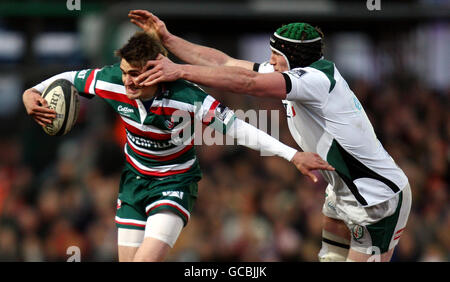 Rugby Union - Guiness Premiership - Leicester Tigers / London Irish - Welford Road.Leicester Tigers Toby Flood est attaqué par Bob Casey, de Londres Irish, lors du match Guiness Premiership à Welford Road, Leicester. Banque D'Images