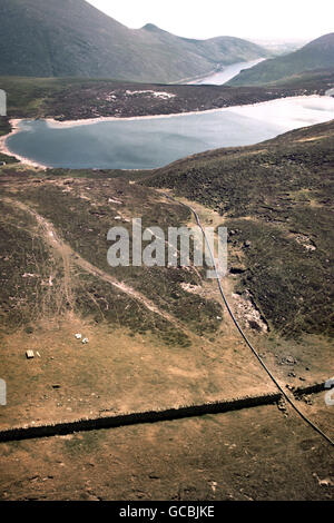 Vue aérienne du barrage de Spelga appauvri, Newcastle, Co Down, qui représente 20 % de sa capacité totale. L'Office des eaux d'Irlande du Nord pompe l'eau d'un lac naturel dans les montagnes Mourne via un pipeline de 1 500 m jusqu'au réservoir pour maintenir le niveau d'eau. Banque D'Images