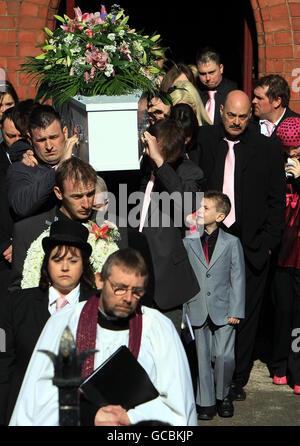 Ryan Grady, six ans, regarde le cercueil de sa sœur Gabrielle Grady, cinq ans, tel qu'il est porté de l'église St Barnabas à Rainbow Hill, à Worcester après son service funéraire. Banque D'Images