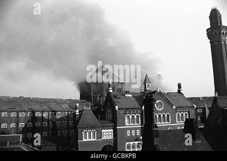 De la fumée s'affiche sur le toit de la prison de Strangways à Manchester après que les détenus aient apparemment incendié des débris empilés à l'intérieur. Banque D'Images