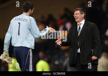 Football - International friendly - Ecosse / République Tchèque - Hampden Park.Craig Levein (à droite), directeur écossais, félicite le gardien de but Craig Gordon (à gauche) après sa victoire sur la République tchèque Banque D'Images