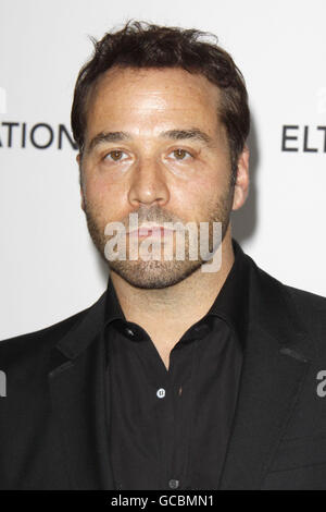 Jeremy Piven arrive pour la 18e édition annuelle de la Elton John AIDS Foundation Party pour célébrer les 82e Academy Awards au Pacific Design Center de Los Angeles. Banque D'Images