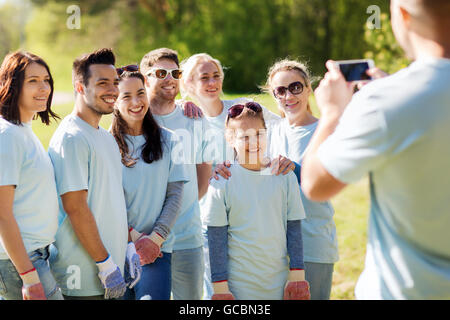 Groupe de volontaires prenant photo smartphone par Banque D'Images