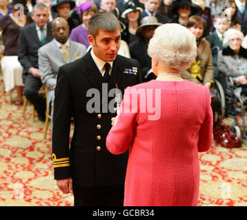 Le lieutenant-commandant Gavin Simmonite, pilote du roi de mer de la Marine royale, est décoré de la Croix de vol distinguée de la reine Elizabeth II au château de Windsor. Banque D'Images