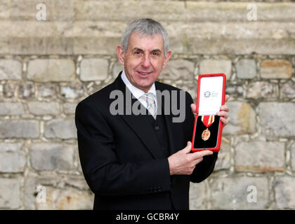 Sir Ian McGeechan, entraîneur des Lions britanniques et irlandais, est chevalier par la reine Elizabeth II au château de Windsor. Banque D'Images