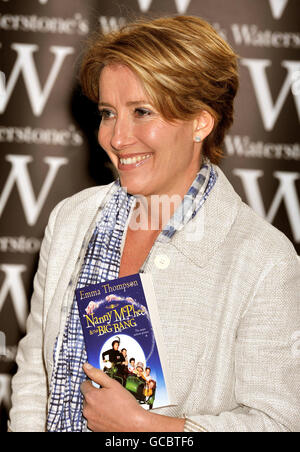 Emma Thompson détient une copie de son livre « Nanny McPhee & The Big Bang », avant une session de signature de livre à la librairie Waterstones dans le centre de Londres, cet après-midi. Banque D'Images