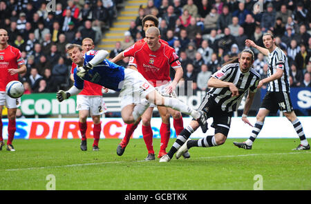 Luke Steele, gardien de but de Barnsley, fait une économie alors que Jonas Gutierrez, de Newcastle, se termine lors du match de championnat Coca Cola à St James Park, à Newcastle. Banque D'Images