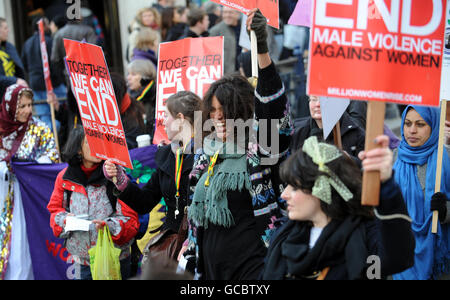 Les partisans du million de femmes montent en marche et se rallient à la violence contre les femmes le long d'Oxford Street, Londres. Banque D'Images