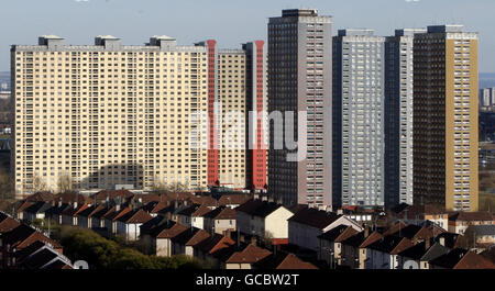 Une vue générale de blocs d'appartements sur et autour de Petershill Drive dans la région de Springburn à Glasgow où trois demandeurs d'asile sont morts dans un suicide apparent. Banque D'Images