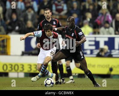 Football - Barclays Premier League - Burnley / Stoke City - Turf Moor.Jack Cork de Burnley (à gauche) et Mamady Sidibe de Stoke City (à droite) se battent pour le ballon Banque D'Images