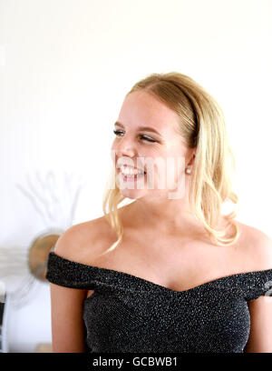 Young woman laughing se préparer pour la nuit de bal de l'école Banque D'Images