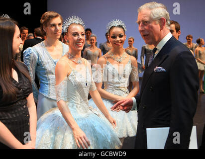 Le Prince Charles de Grande-Bretagne parle aux danseurs après la célébration du 20e anniversaire du Birmingham Royal Ballet à l'hippodrome, Birmingham. Banque D'Images