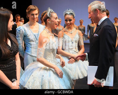 Le Prince Charles de Grande-Bretagne parle aux danseurs après la célébration du 20e anniversaire du Birmingham Royal Ballet à l'hippodrome, Birmingham. Banque D'Images