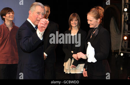 Le prince Charles de Grande-Bretagne parle à Emma Hills avec l'une de ses colombes après la célébration du 20e anniversaire du Birmingham Royal Ballet à l'hippodrome, Birmingham. Banque D'Images