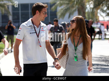 Jenson Button en Grande-Bretagne avec sa petite amie Jessica Michibata pendant la journée des Paddock au circuit international de Bahreïn à Sakhir, Bahreïn. Banque D'Images