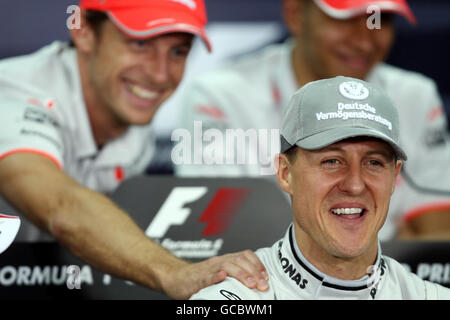 Jenson Button, pilote McLaren, partage une blague avec Michael Shumacher, pilote Mercedes, lors de la conférence de presse lors de la journée des Paddock au circuit international de Bahreïn à Sakhir, Bahreïn. Banque D'Images