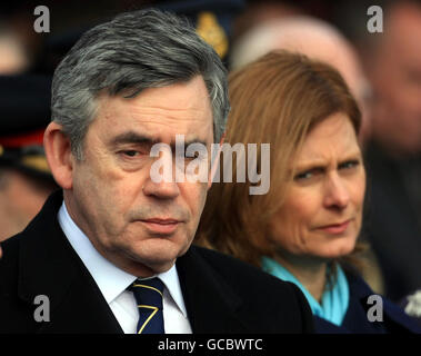 Le Premier ministre britannique Gordon Brown et sa femme Sarah, au cours d'un service pour dédier à nouveau le mur commémoratif de Bassora à l'Arboretum commémoratif national près d'Alrewas dans le Staffordshire, après son départ de Bassora, en Irak. Banque D'Images