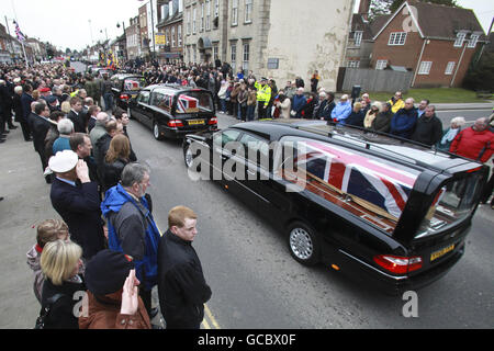 Les corbillards portant les cercueils de Liam Maughan, le caporal Thomas Keogh, le caporal Stephen Thompson, le rifleman Jonathon Allott et le caporal Richard Green passent par la High Street de Wootton Bassett, Wiltshire, après la cérémonie de rapatriement à la RAF Lyneham. Banque D'Images