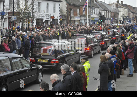 Les corbillards portant les cercueils de Liam Maughan, le caporal Thomas Keogh, le caporal Stephen Thompson, le rifleman Jonathon Allott et le caporal Richard Green passent par la High Street de Wootton Bassett, Wiltshire, après la cérémonie de rapatriement à la RAF Lyneham. Banque D'Images