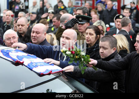 Les amateurs de deuil (noms inconnus) se sont rendus aux hommages pendant que les corbilés transportant les cercueils de Liam Maughan, le caporal Thomas Keogh, le caporal Stephen Thompson, le rifleman Jonathon Allott et le caporal Richard Green passent par la High Street de Wootton Bassett, Wiltshire, après la cérémonie de rapatriement à la RAF Lyneham. Banque D'Images