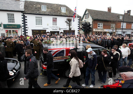 Les corbillards portant les cercueils de Liam Maughan, le caporal Thomas Keogh, le caporal Stephen Thompson, le rifleman Jonathon Allott et le caporal Richard Green passent par la High Street de Wootton Bassett, Wiltshire, après la cérémonie de rapatriement à la RAF Lyneham. Banque D'Images