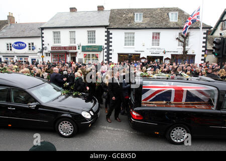 Les corbillards portant les cercueils de Liam Maughan, le caporal Thomas Keogh, le caporal Stephen Thompson, le rifleman Jonathon Allott et le caporal Richard Green passent par la High Street de Wootton Bassett, Wiltshire, après la cérémonie de rapatriement à la RAF Lyneham. Banque D'Images