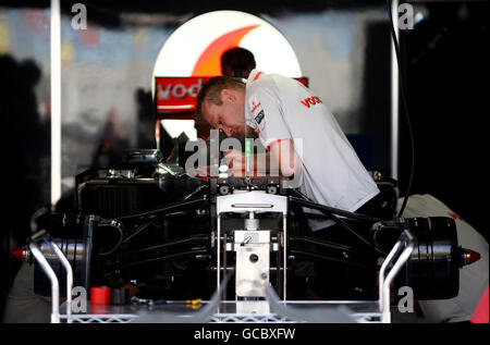 Les mécaniciens McLaren font des contrôles de dernière minute à la voiture de lewis Hamilton dans le garage avant le Grand Prix Gulf Air Bahrain au circuit international de Bahreïn à Sakhir, Bahreïn. Banque D'Images