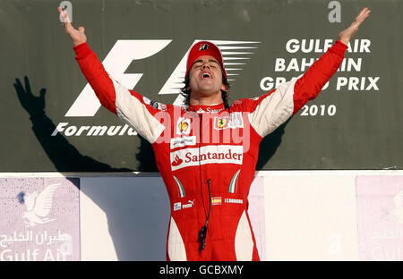 Fernando Alonso, pilote de Ferrari, célèbre sa victoire lors du Grand Prix Gulf Air Bahrain au circuit international de Bahreïn à Sakhir, Bahreïn. Banque D'Images