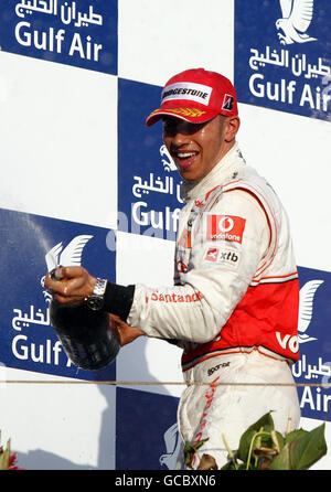 Lewis Hamilton de McLaren célèbre sa troisième place lors du Grand Prix Gulf Air Bahrain au circuit international de Bahreïn à Sakhir, Bahreïn. Banque D'Images