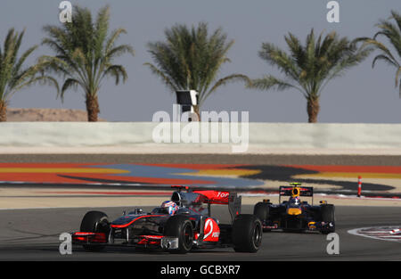 Jenson Button, pilote McLaren, tente de retenir Mark Webber de Red Bull sur le chemin de sa 7e place lors du Grand Prix Gulf Air Bahrain au circuit international de Bahreïn à Sakhir, Bahreïn. Banque D'Images