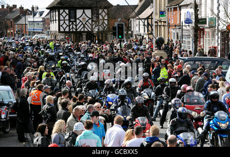 Les foules se rassemblent pour montrer leur soutien tandis que les motards prennent part à une promenade en moto de masse à travers Wootton Bassett, dans le Wiltshire, en aide à l'organisme de bienfaisance afghan Heroes pour honorer les troupes tuées en Afghanistan. Banque D'Images