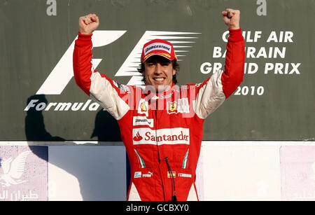 Fernando Alonso, pilote de Ferrari, célèbre sa victoire lors du Grand Prix Gulf Air Bahrain au circuit international de Bahreïn à Sakhir, Bahreïn. Banque D'Images