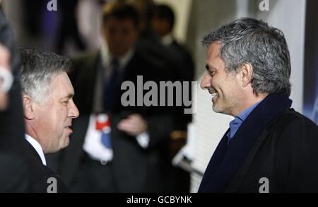 Football - UEFA Champions League - Round of 16 - second Leg - Chelsea v Inter Milan - Stamford Bridge.Carlo Ancelotti, le directeur de Chelsea (à gauche) et Jose Mourinho, le directeur de l'Inter Milan, avant le match Banque D'Images